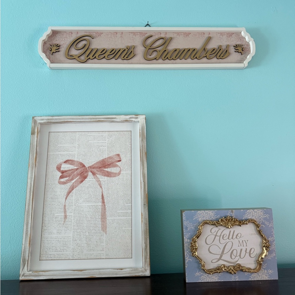 Queen's Chambers Wall Decor Set